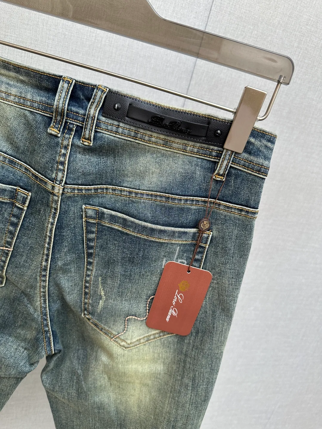New products at the counter, original jeans, made by original heavy industry, brand Classic LOGO design, complete with three standards! Original hardware accessories. The denim fabrics are customized at the counter and are completely matched to the counter. You are welcome to try them on before buying. Don’t be afraid of comparing good products. Sizes:29—38